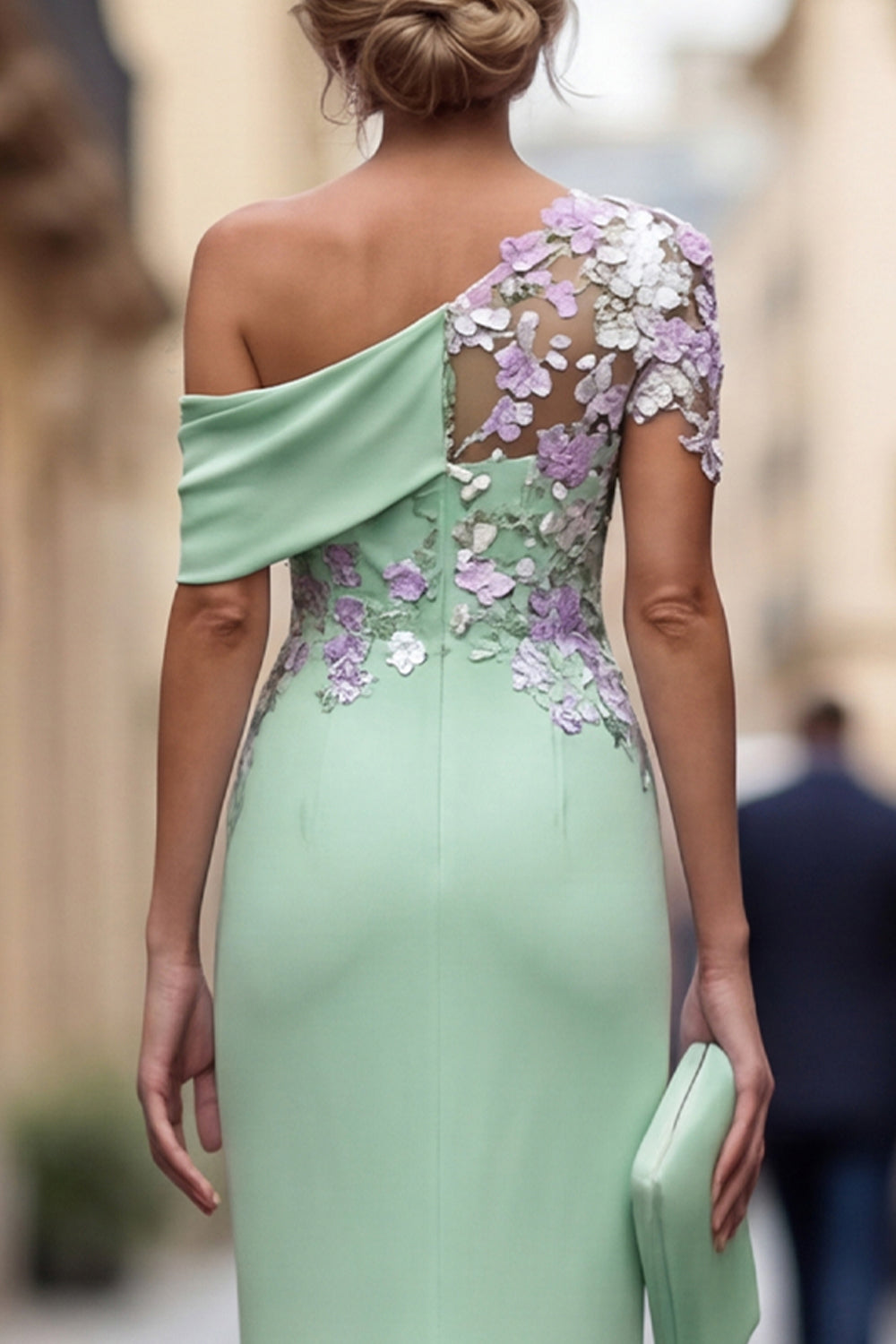 Robe longue fourreau verte asymétrique à fleurs appliquées pour la mère de la mariée