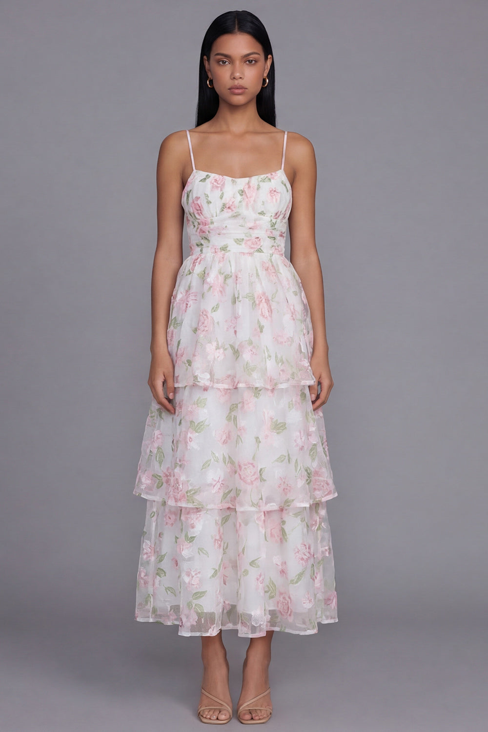 Robe longue fleurie à fines bretelles, coupe trapèze et volants, coloris blanc et rose