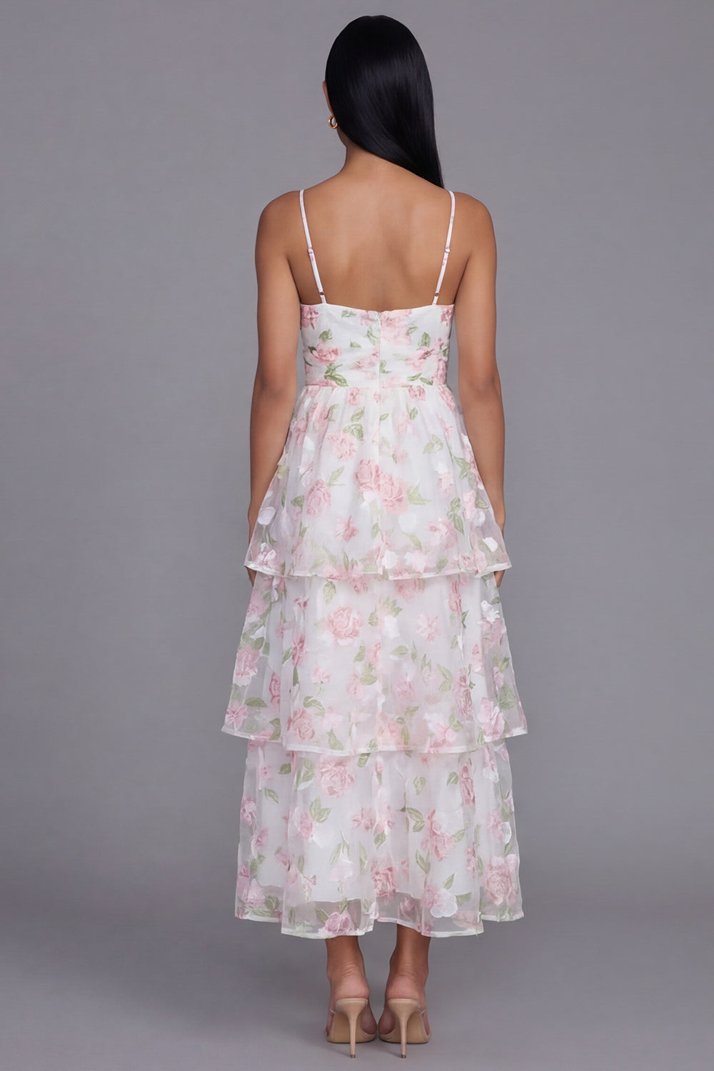 Robe longue fleurie à fines bretelles, coupe trapèze et volants, coloris blanc et rose