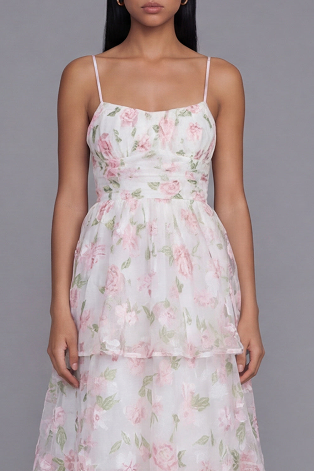 Robe longue fleurie à fines bretelles, coupe trapèze et volants, coloris blanc et rose