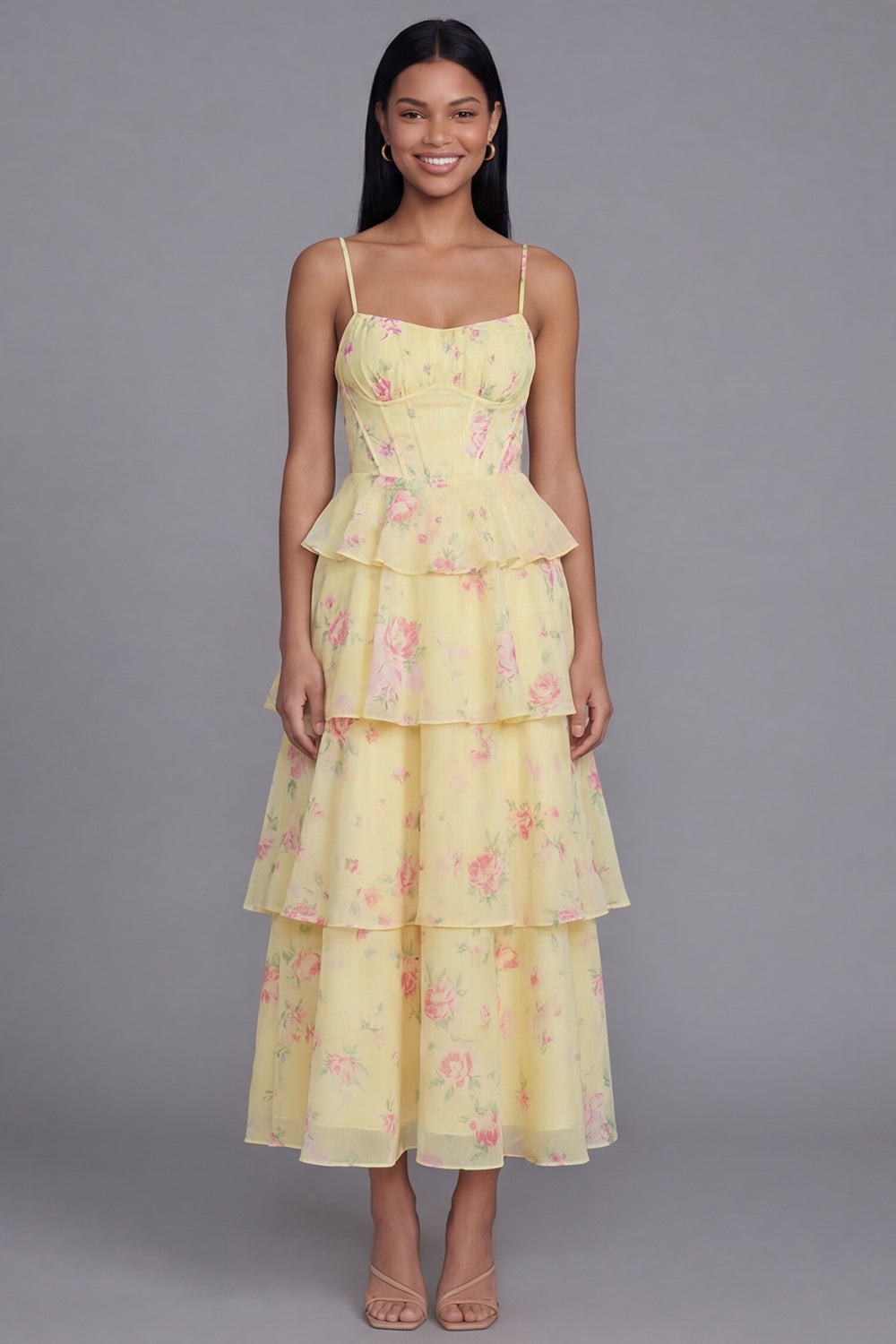 Robe longue fleurie à fines bretelles, coupe trapèze et volants, coloris blanc et rose