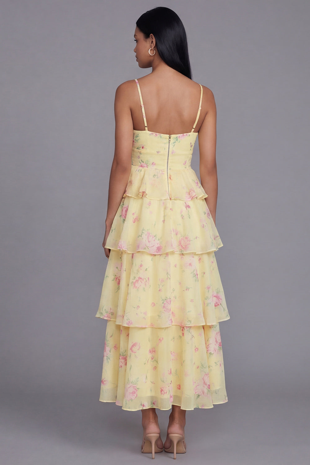 Robe longue fleurie à fines bretelles, coupe trapèze et volants, coloris blanc et rose