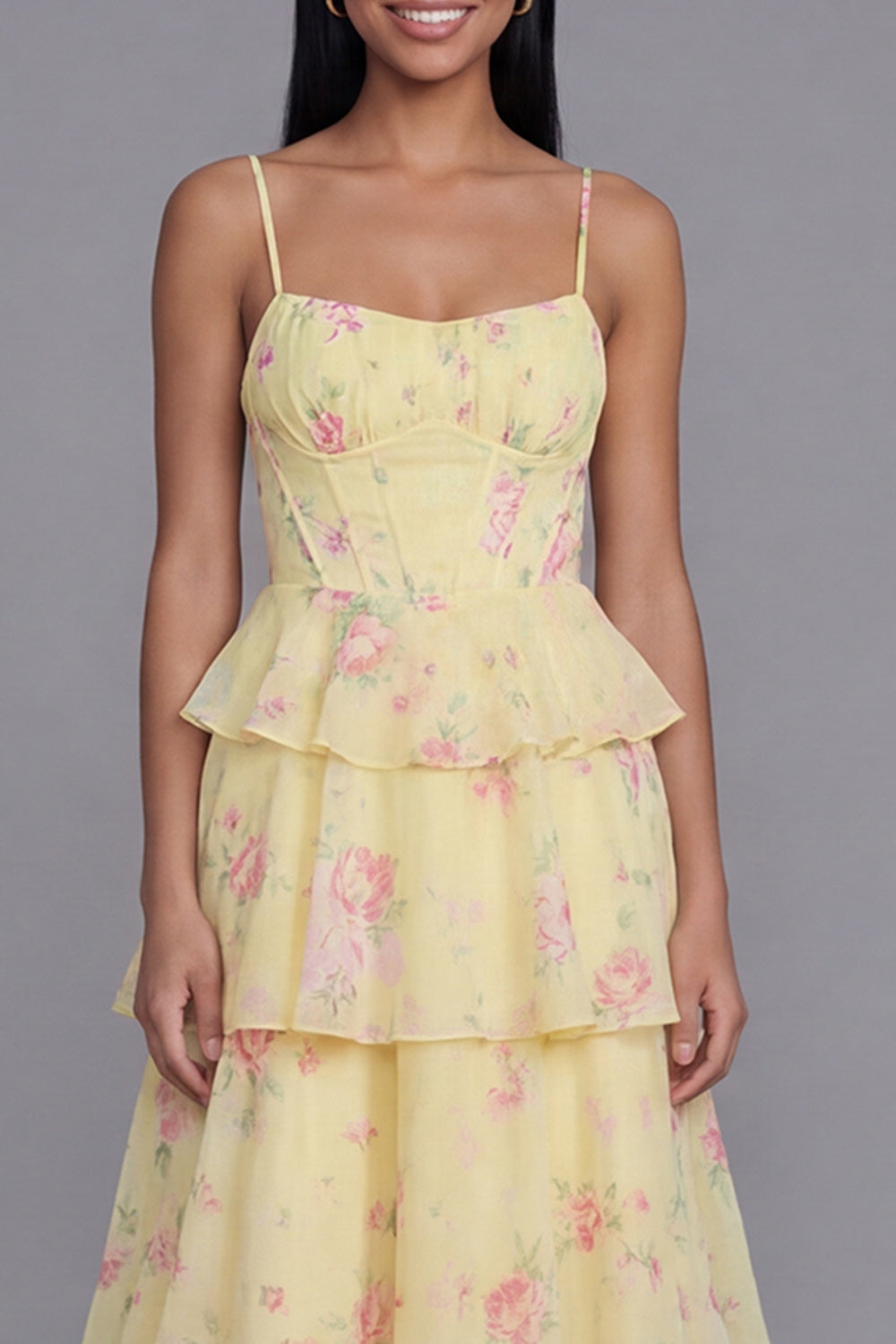 Robe longue fleurie à fines bretelles, coupe trapèze et volants, coloris blanc et rose