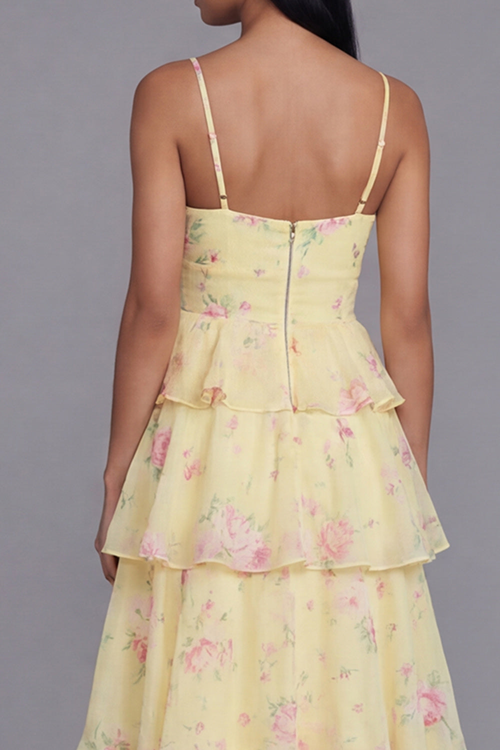 Robe longue fleurie à fines bretelles, coupe trapèze et volants, coloris blanc et rose