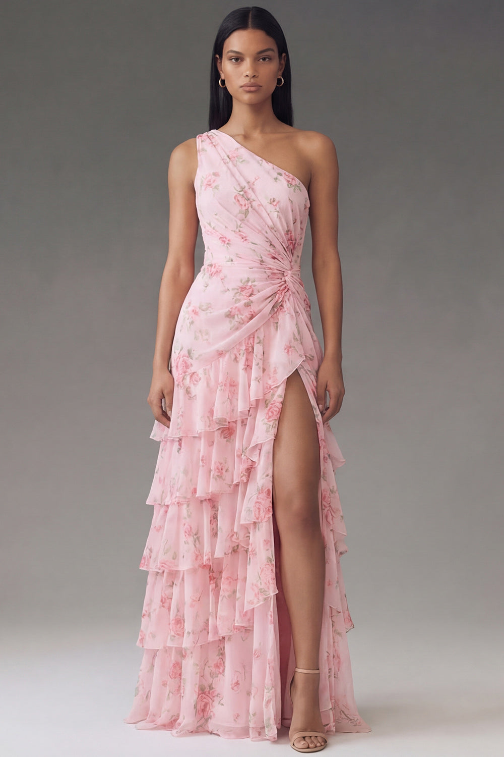 Robe longue de demoiselle d'honneur fendue en mousseline rose à une épaule, froncée et étagée à imprimé floral
