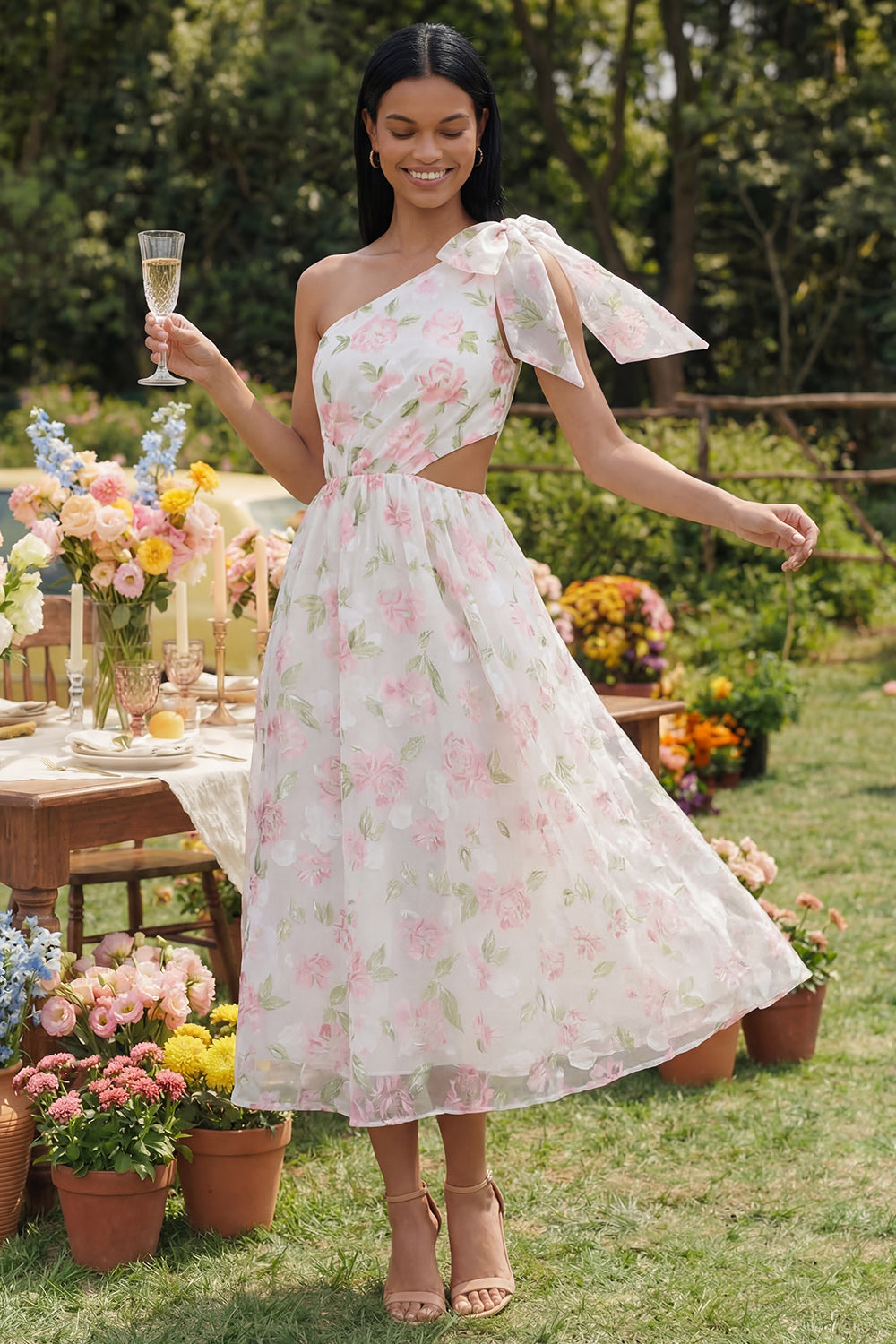 Robe trapèze asymétrique en mousseline florale blanche et rose à découpes et nœud