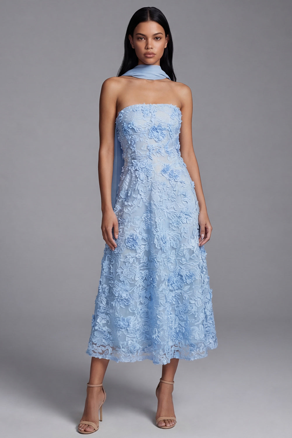 Robe bleue midi sans bretelles à appliqués floraux de coupe évasée avec foulard pour invitée de mariage