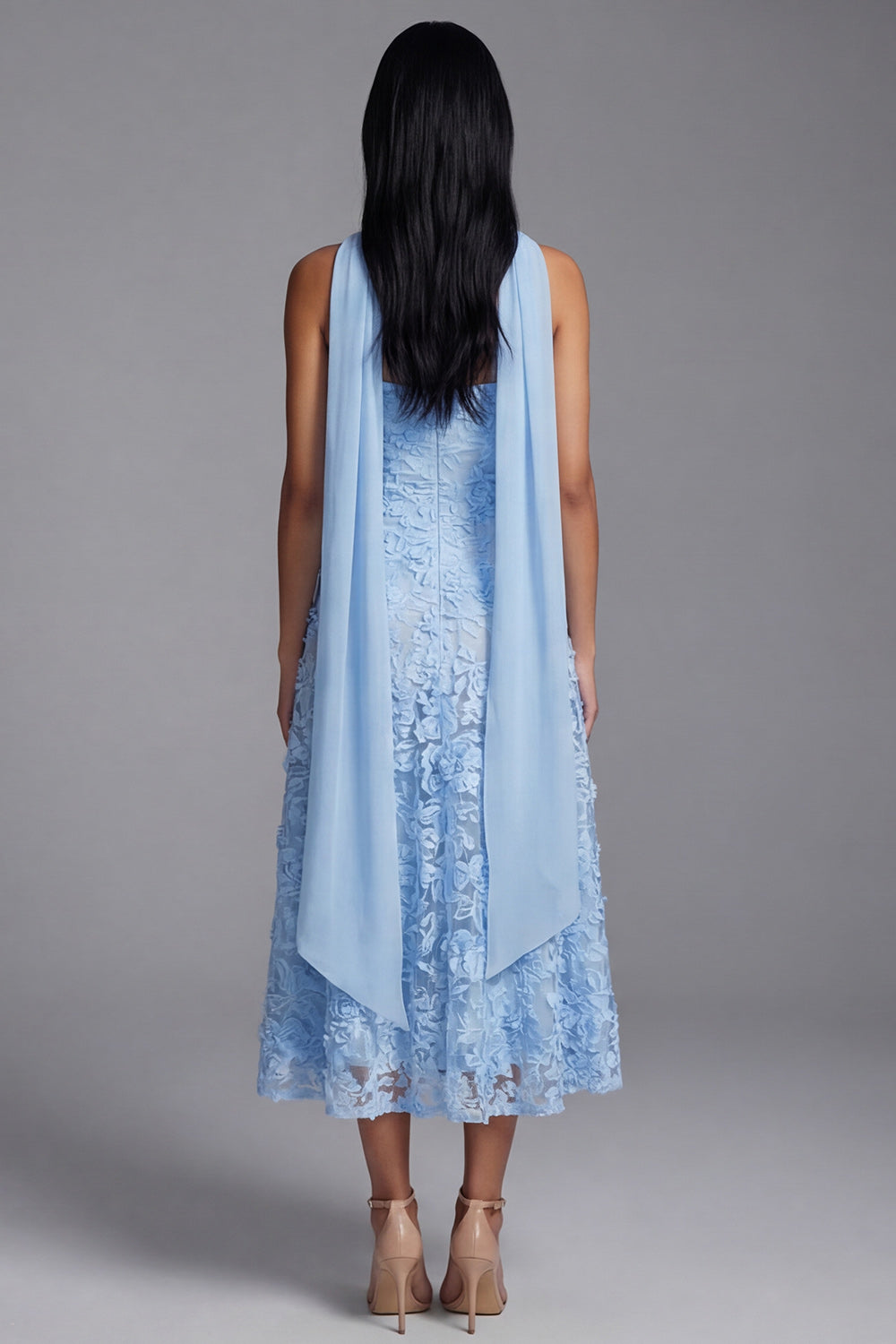 Robe bleue midi sans bretelles à appliqués floraux de coupe évasée avec foulard pour invitée de mariage