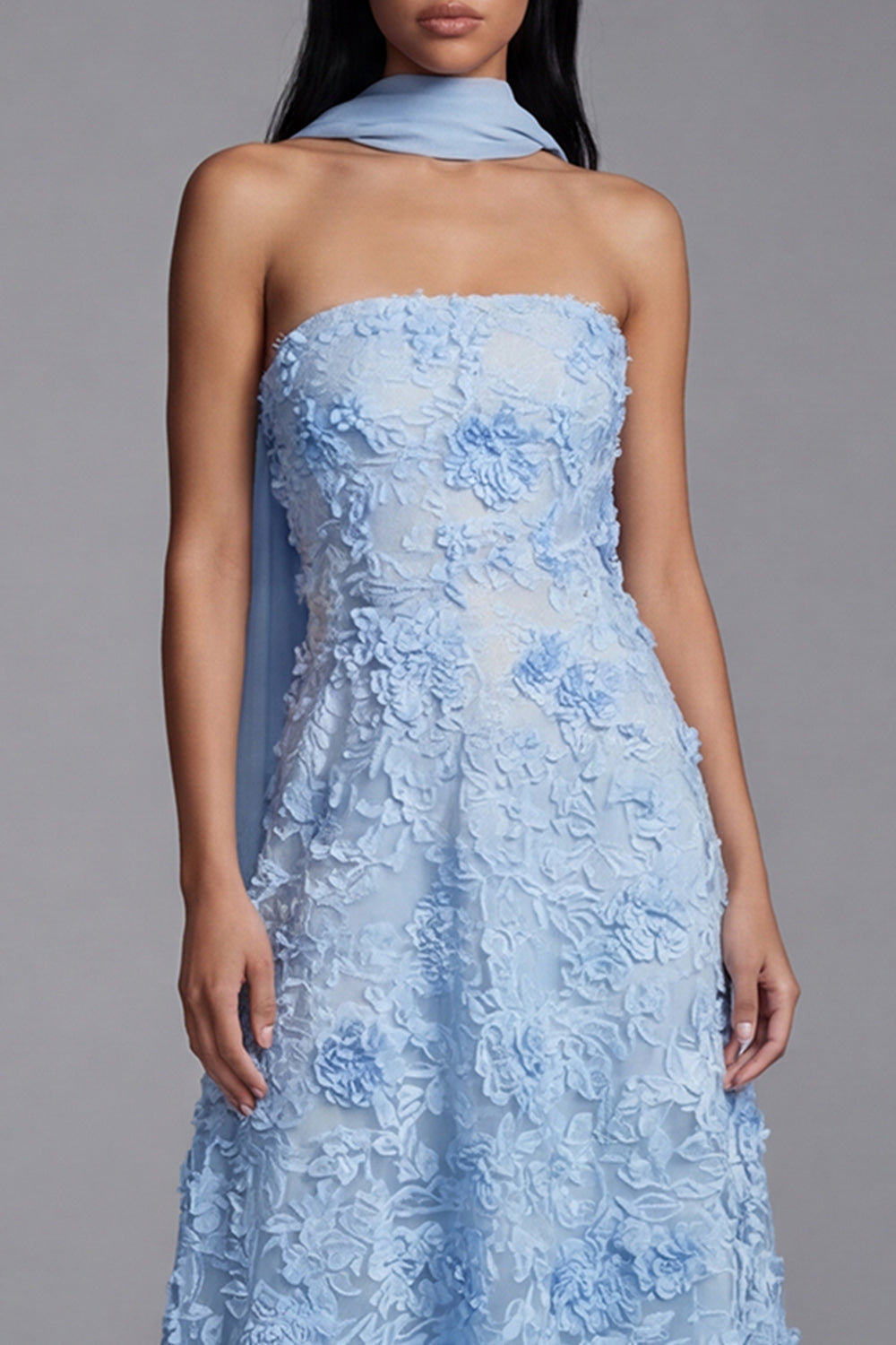 Robe bleue midi sans bretelles à appliqués floraux de coupe évasée avec foulard pour invitée de mariage