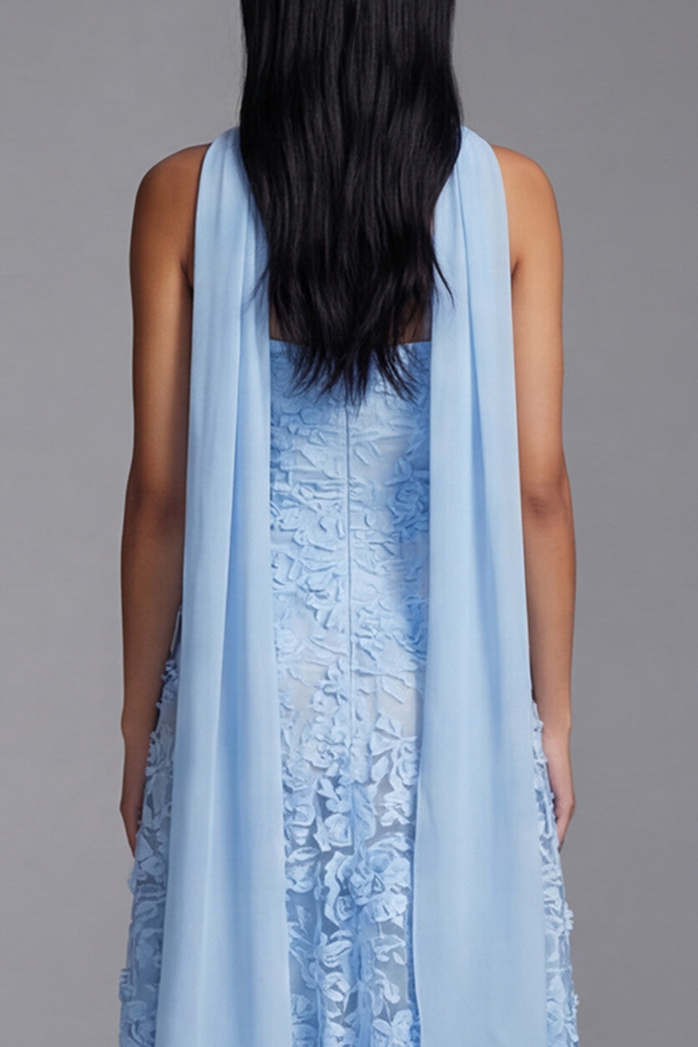 Robe bleue midi sans bretelles à appliqués floraux de coupe évasée avec foulard pour invitée de mariage