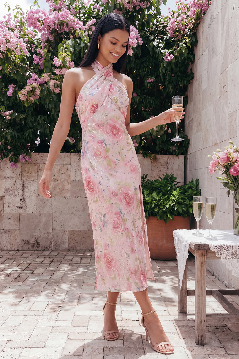 Vestido midi ceñido floral de tul rosa brillante con cuello halter y abertura