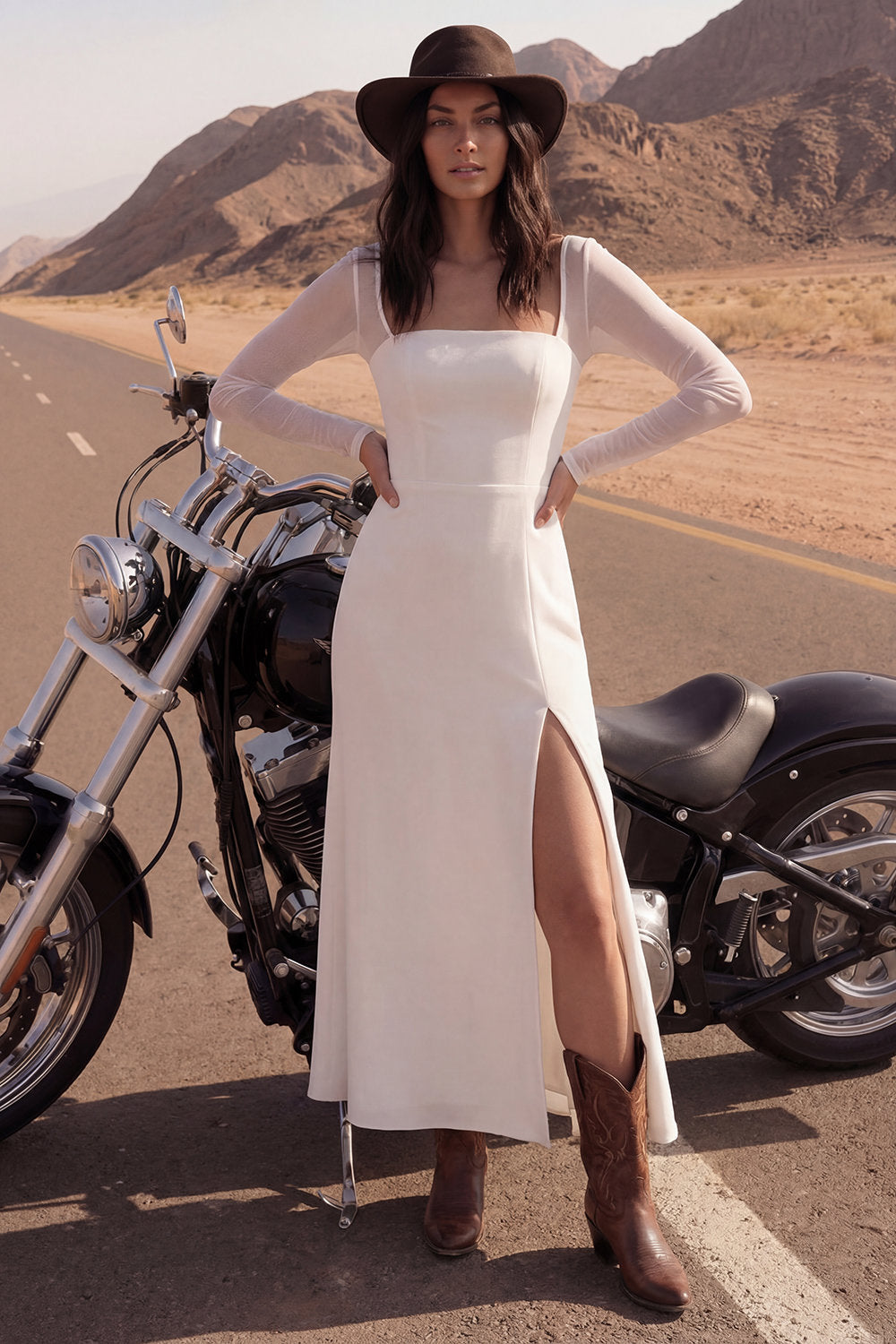 Robe de mariée longue fourreau ivoire avec encolure carrée et fente pour la plage