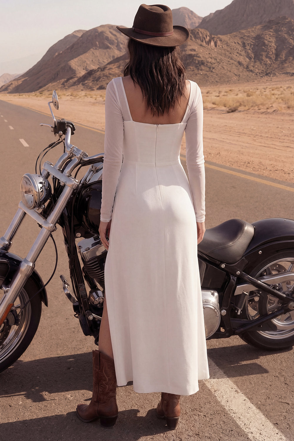 Robe de mariée longue fourreau ivoire avec encolure carrée et fente pour la plage