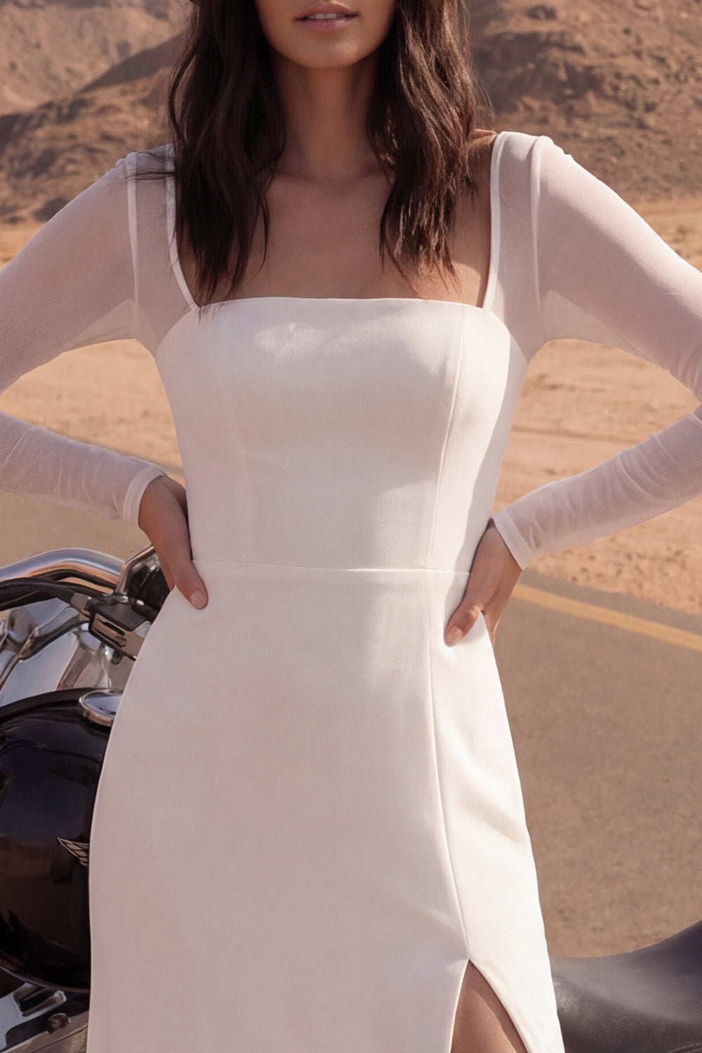 Robe de mariée longue fourreau ivoire avec encolure carrée et fente pour la plage
