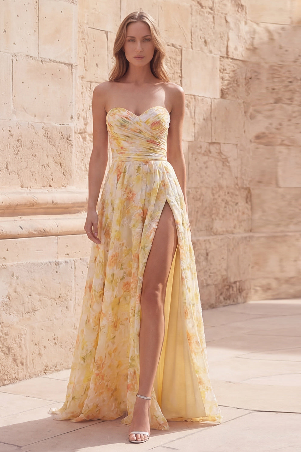 Robe de bal longue en ligne A à fleurs jaunes sans bretelles avec fente et fronces