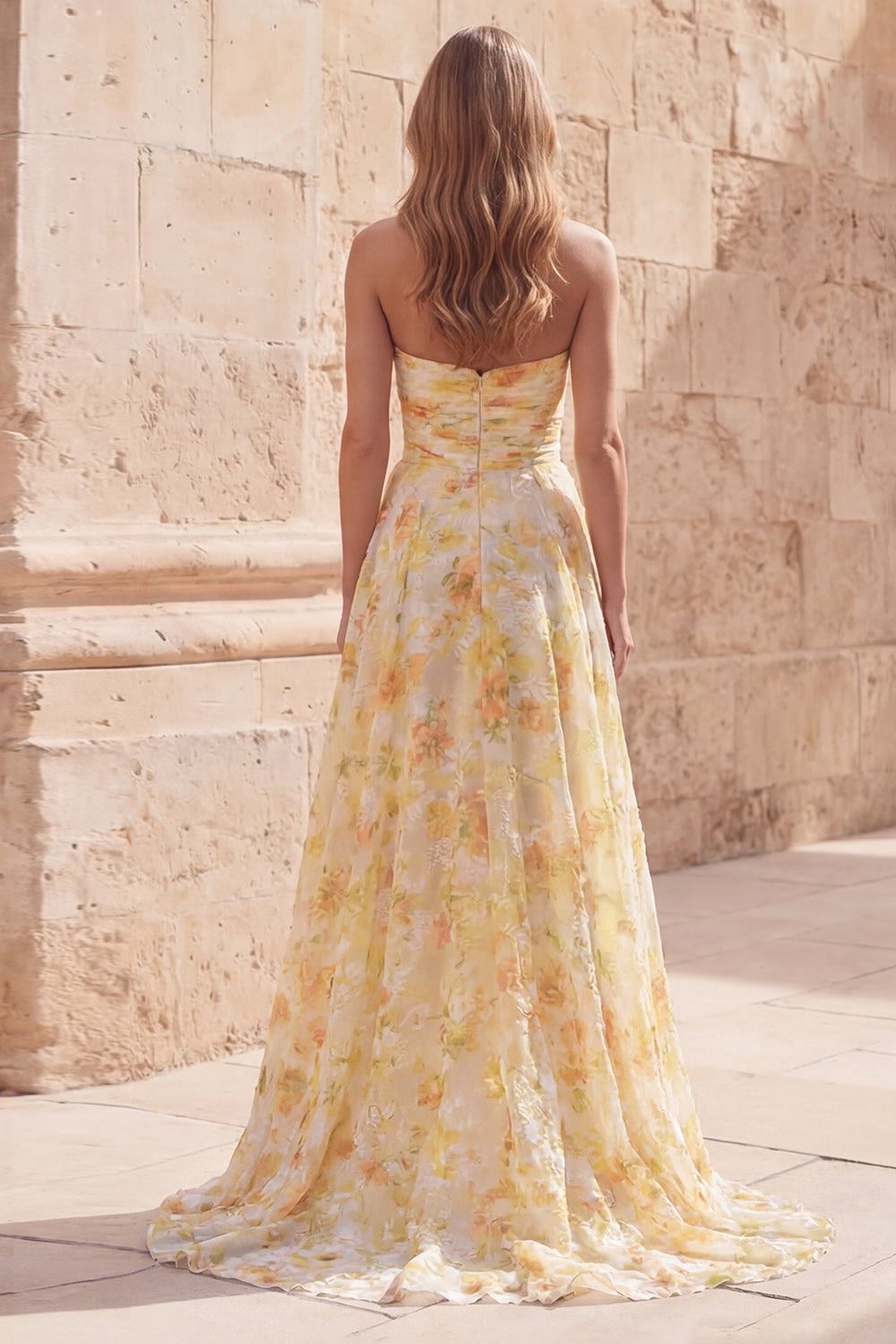 Robe de bal longue en ligne A à fleurs jaunes sans bretelles avec fente et fronces