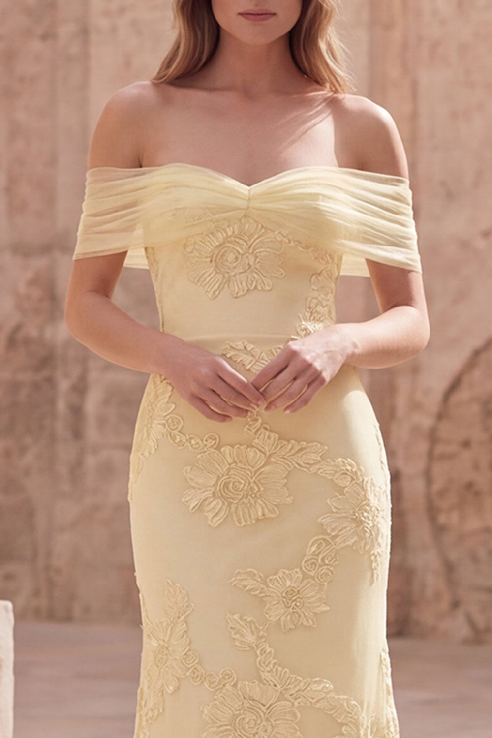 Robe longue de bal jaune sirène à épaules dénudées avec broderie florale
