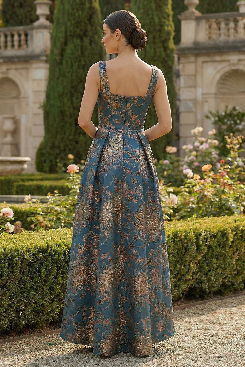 Robe de soirée asymétrique bleu paon coupe trapèze à col carré