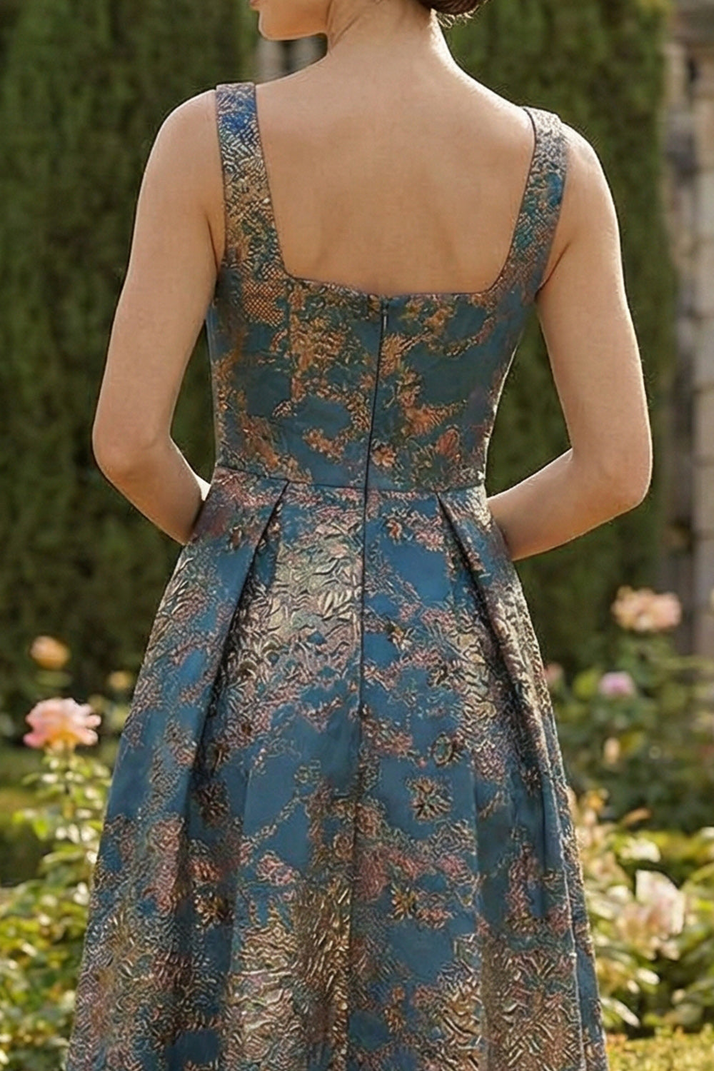 Robe de soirée asymétrique bleu paon coupe trapèze à col carré