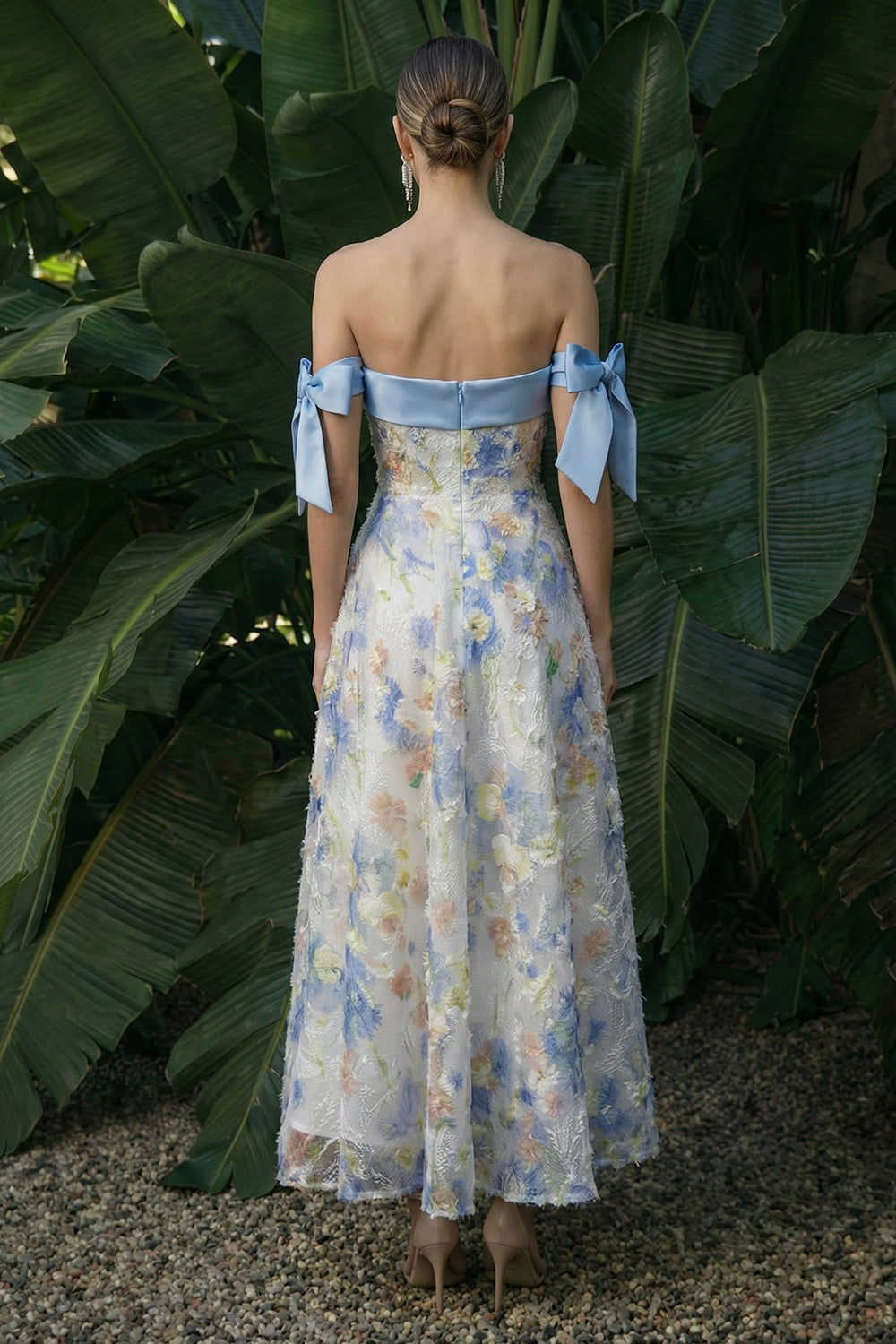 Robe de soirée longue trapèze bleu clair à motif floral et nœuds