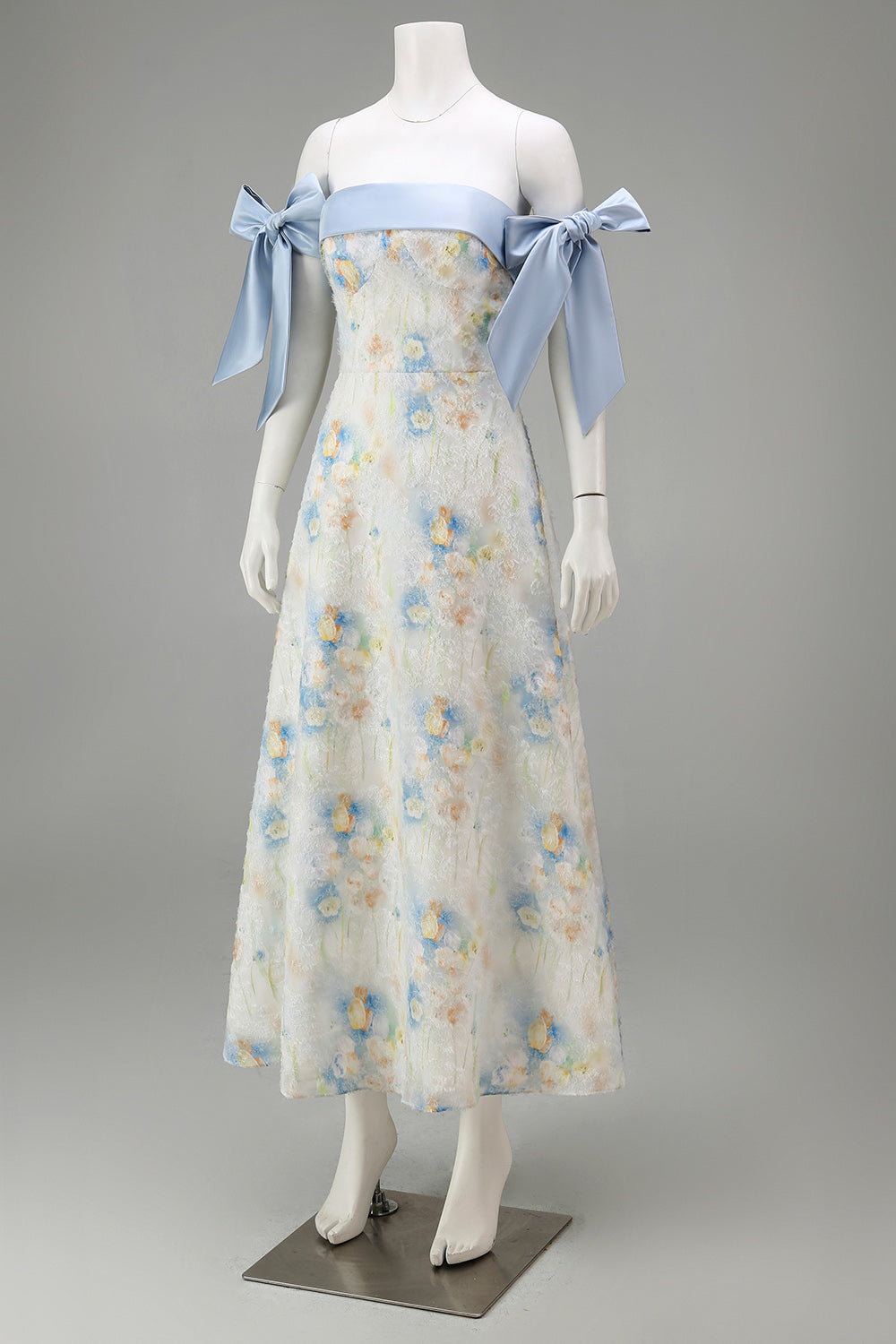 Robe de soirée longue trapèze bleu clair à motif floral et nœuds