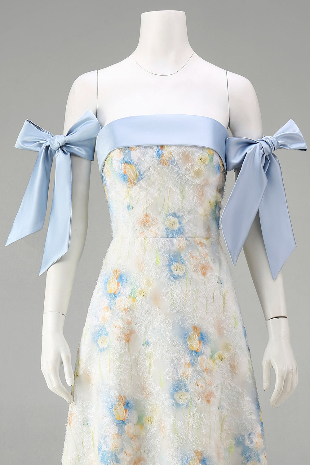 Robe de soirée longue trapèze bleu clair à motif floral et nœuds
