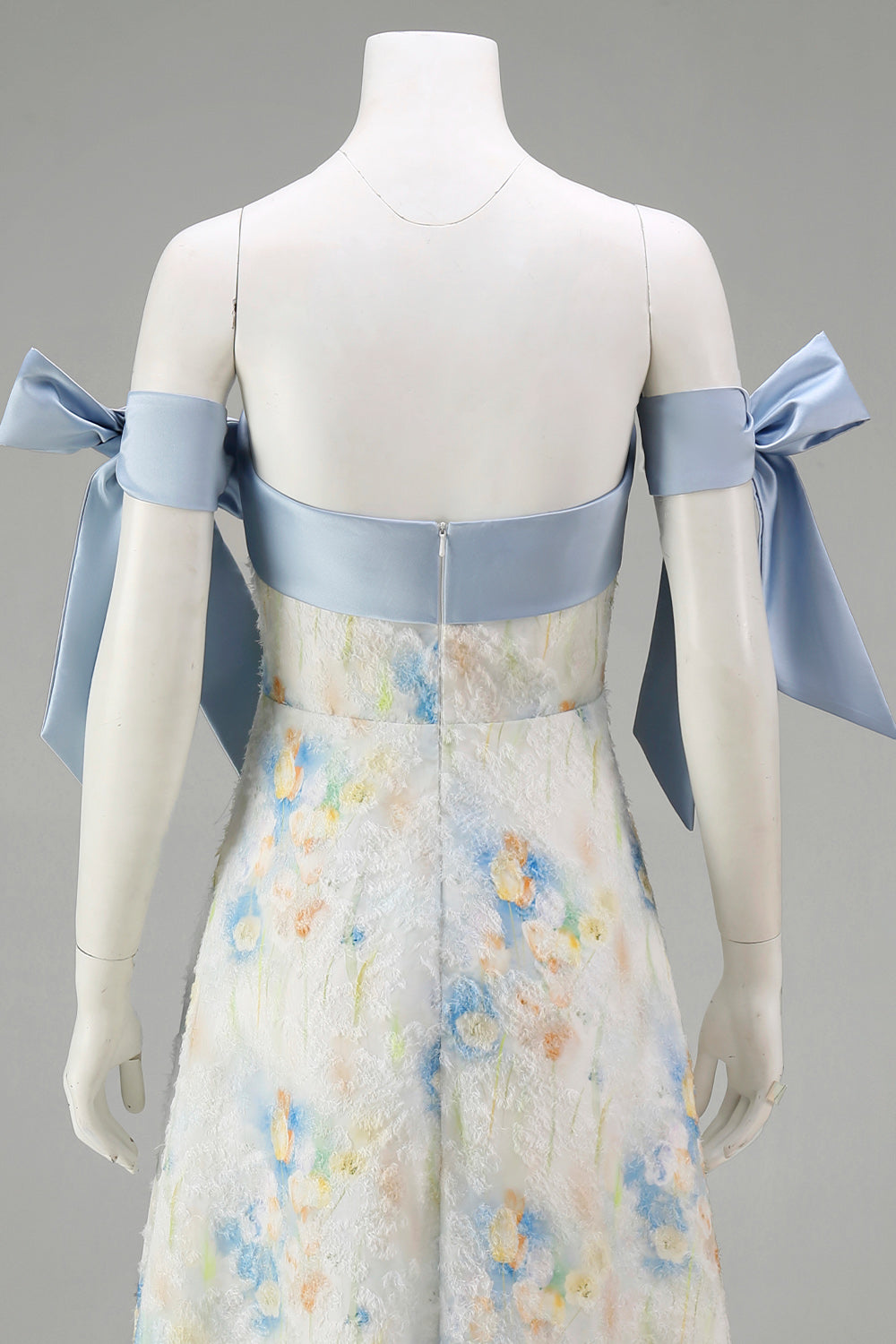 Robe de soirée longue trapèze bleu clair à motif floral et nœuds