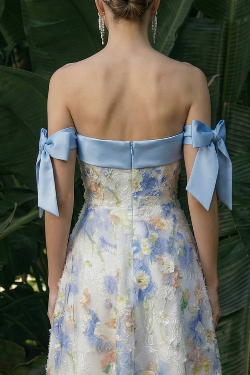 Robe de soirée longue trapèze bleu clair à motif floral et nœuds