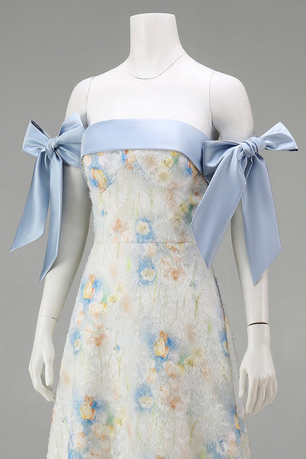 Robe de soirée longue trapèze bleu clair à motif floral et nœuds
