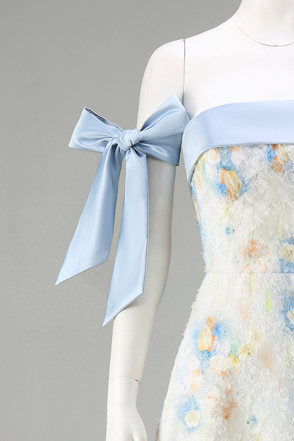 Robe de soirée longue trapèze bleu clair à motif floral et nœuds