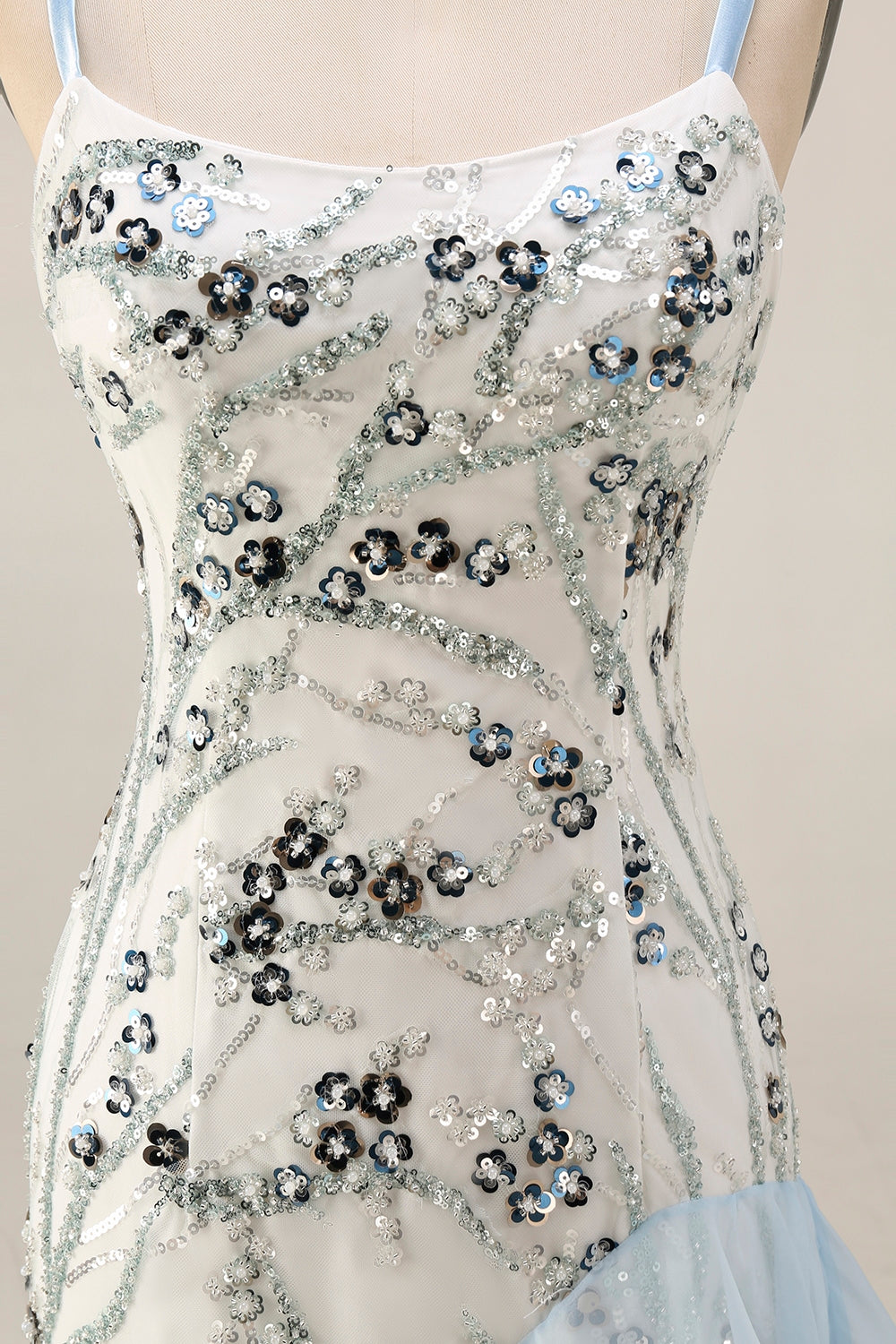 Robe de bal longue sirène en sequins bleu clair avec volants