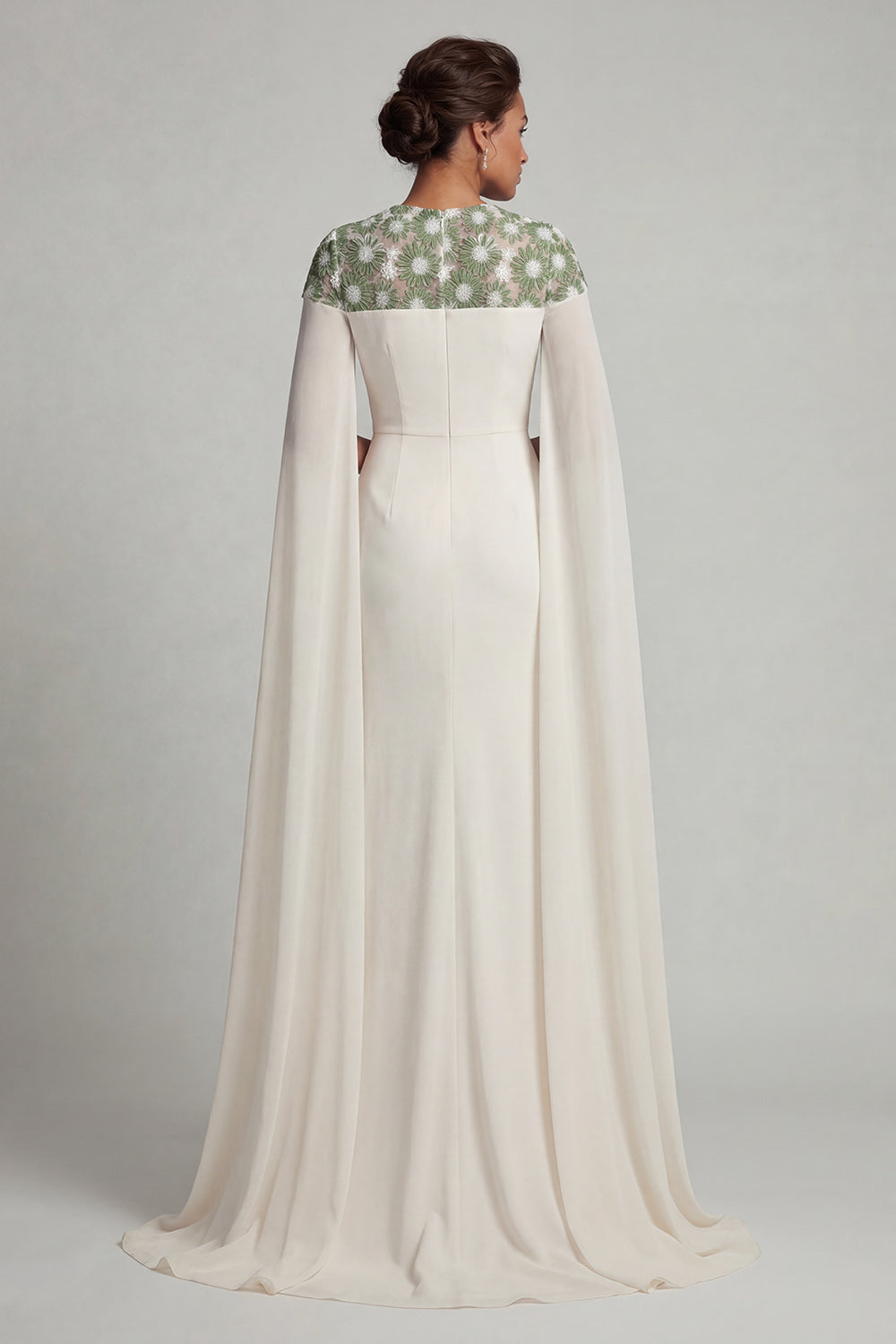 Robe de mère de la mariée fourreau en mousseline ivoire à col rond et manches longues