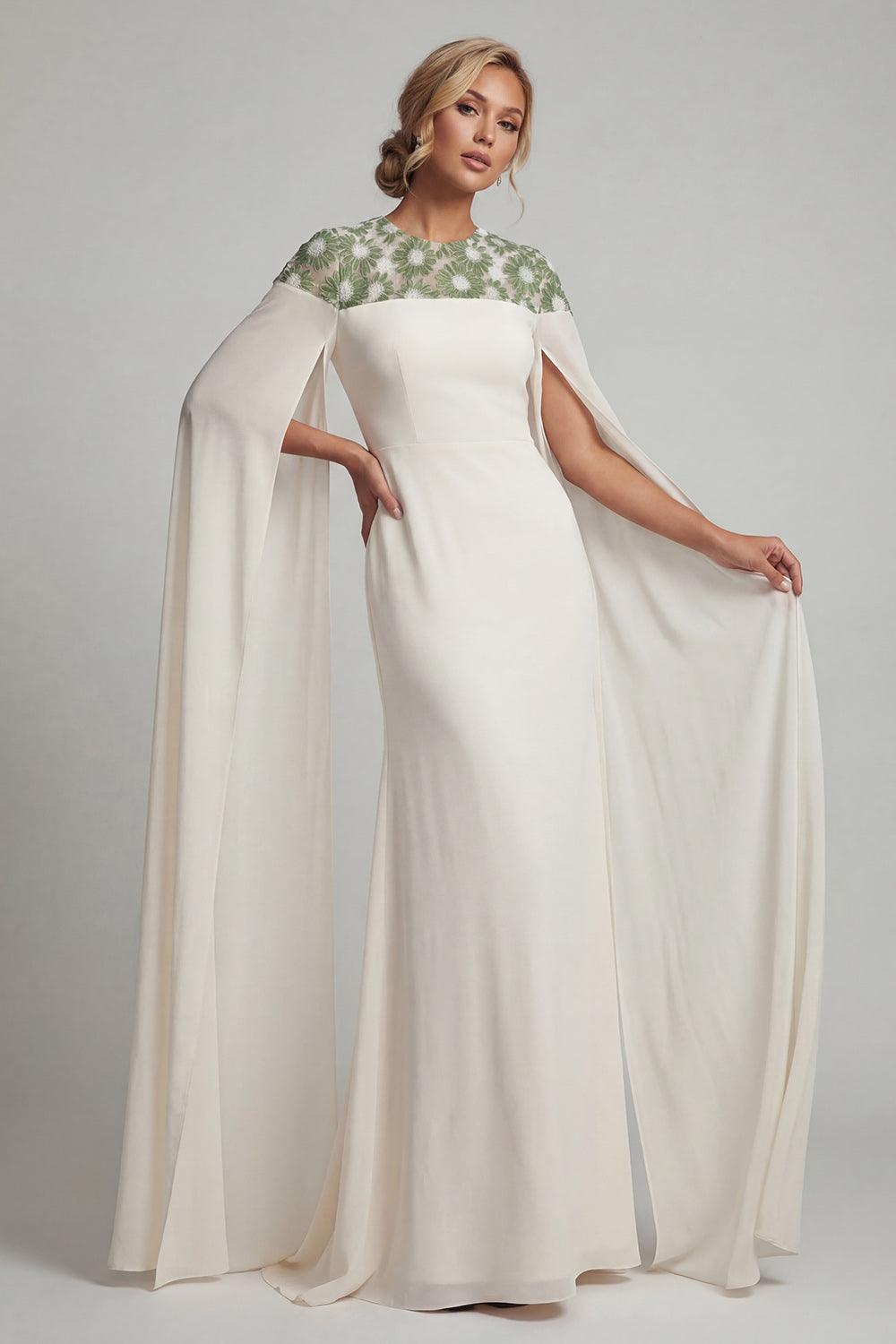 Robe de mère de la mariée fourreau en mousseline ivoire à col rond et manches longues