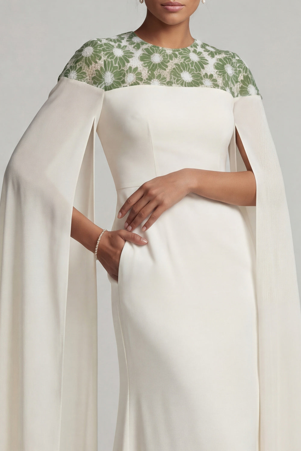 Robe de mère de la mariée fourreau en mousseline ivoire à col rond et manches longues