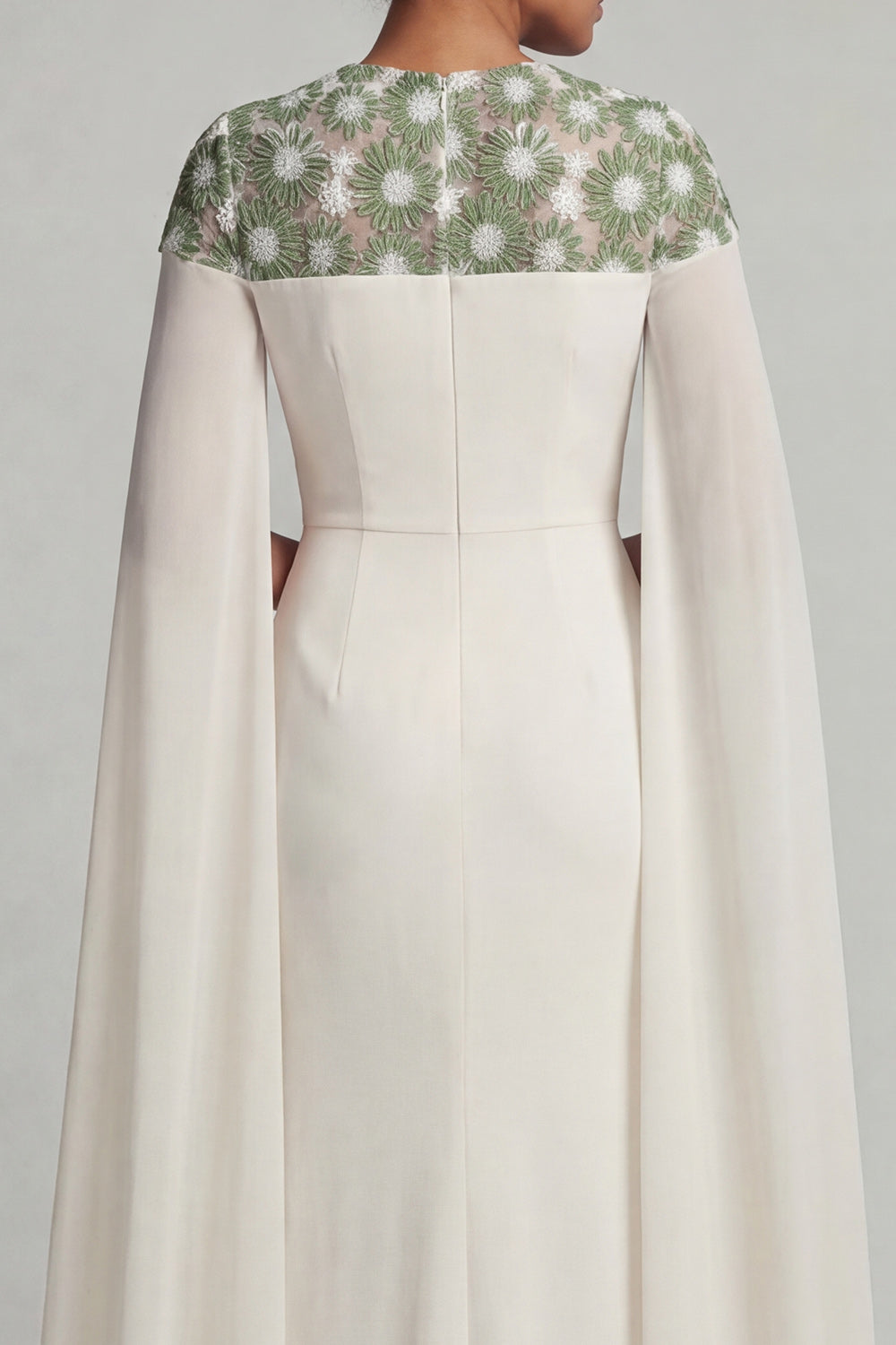 Robe de mère de la mariée fourreau en mousseline ivoire à col rond et manches longues