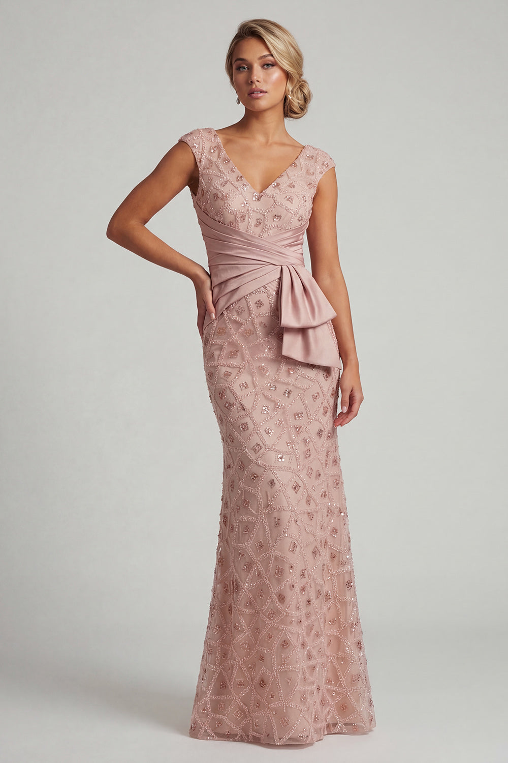 Vestido de sirena de cuello en V con cuentas en color rubor para la madre de la novia