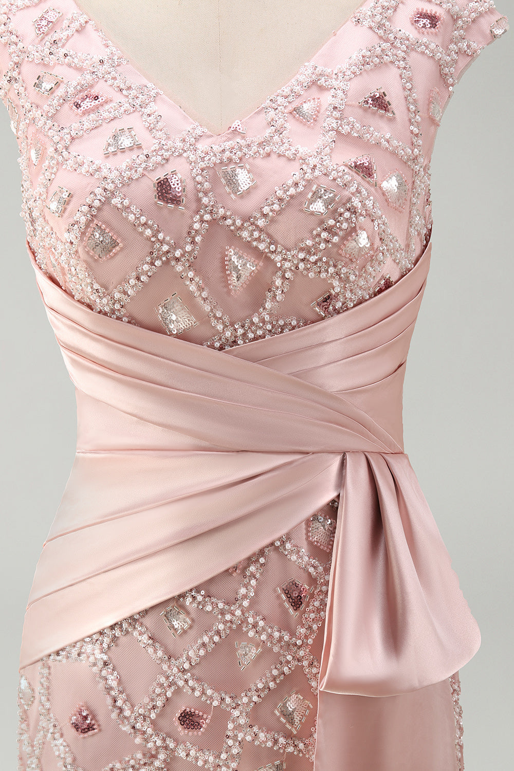 Vestido de sirena de cuello en V con cuentas en color rubor para la madre de la novia