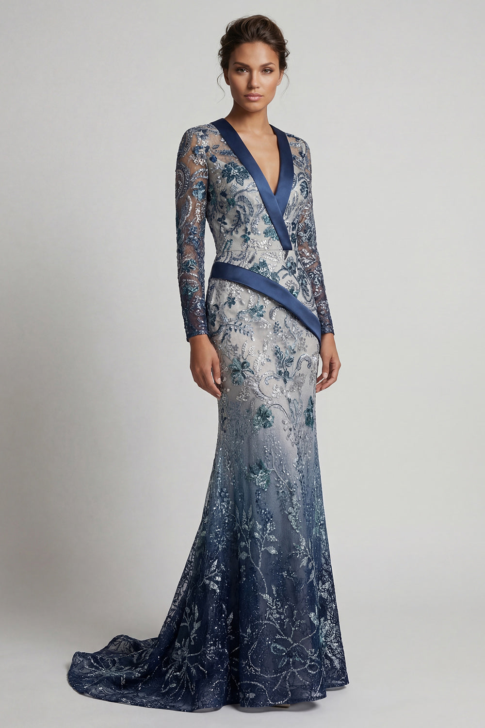 Robe de mariée sirène bleu marine ornée d'appliqués, col en V floral