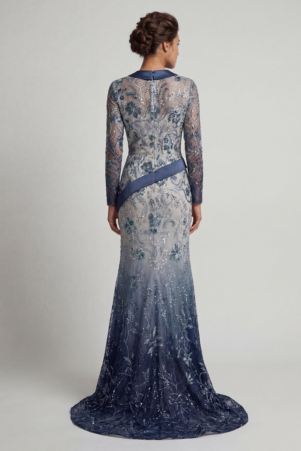 Robe de mariée sirène bleu marine ornée d'appliqués, col en V floral