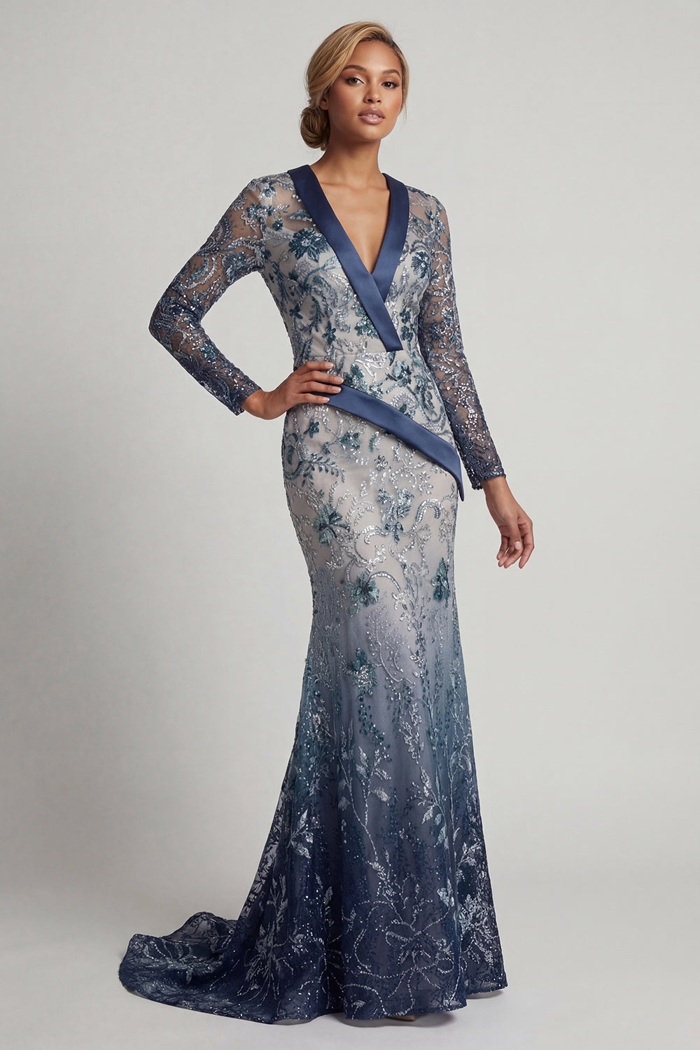 Robe de mariée sirène bleu marine ornée d'appliqués, col en V floral