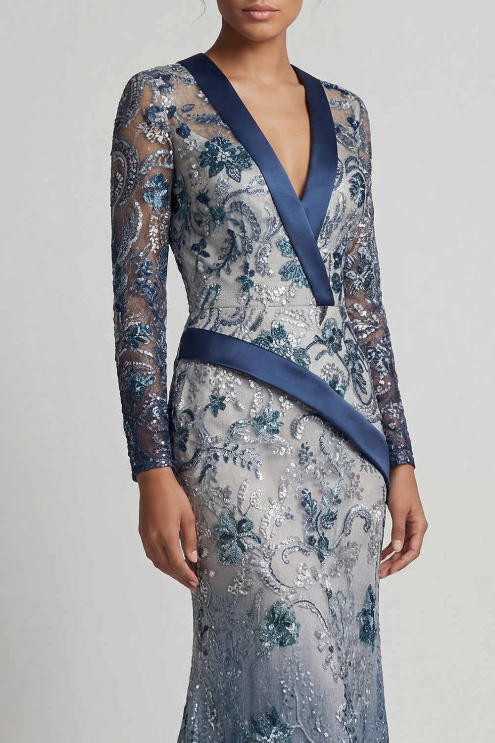 Robe de mariée sirène bleu marine ornée d'appliqués, col en V floral