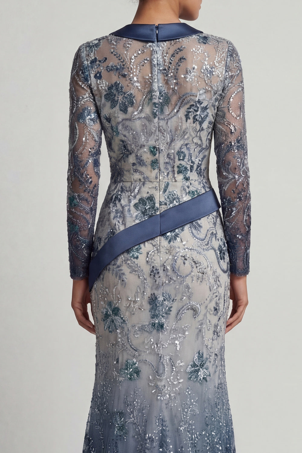 Robe de mariée sirène bleu marine ornée d'appliqués, col en V floral