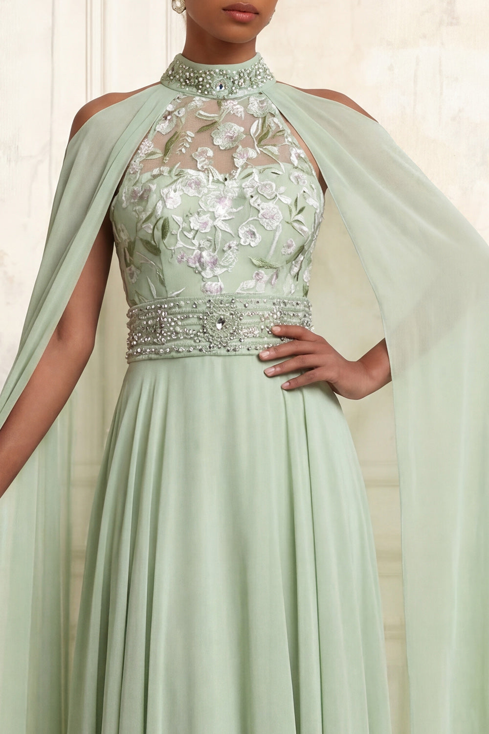 Robe de bal longue en tulle brodée de fleurs et de perles, couleur sauge, coupe trapèze, col halter, avec cape