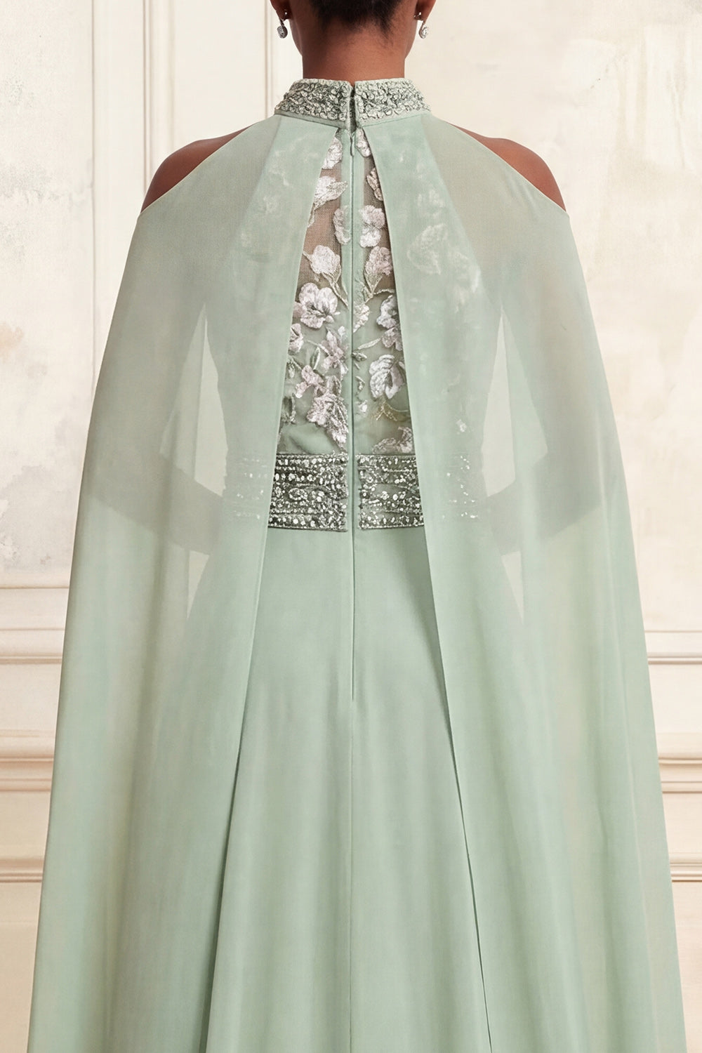 Robe de bal longue en tulle brodée de fleurs et de perles, couleur sauge, coupe trapèze, col halter, avec cape
