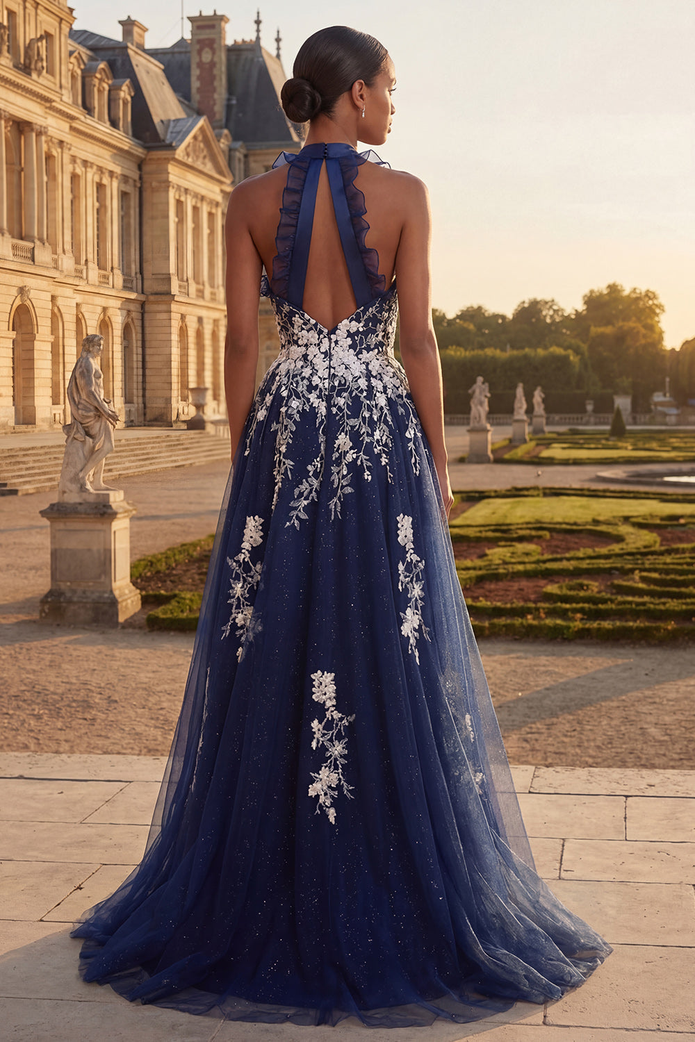 Robe de bal longue bleu marine en tulle brodé coupe trapèze avec fente