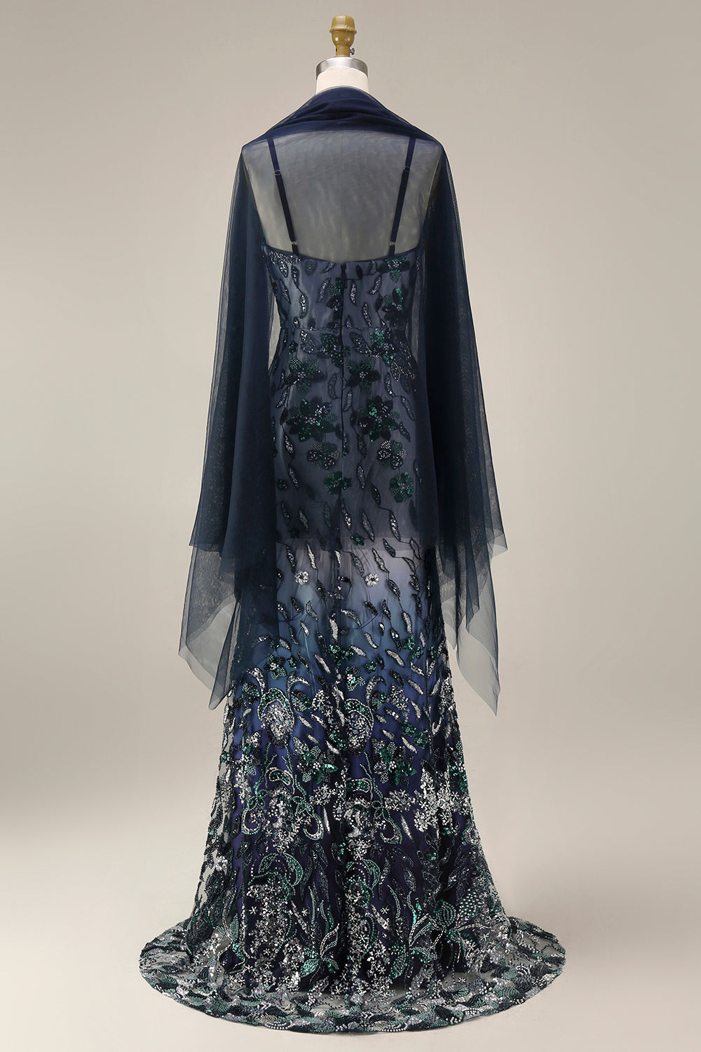 Vestido largo de fiesta con bordado floral, lentejuelas degradadas y chal de tul