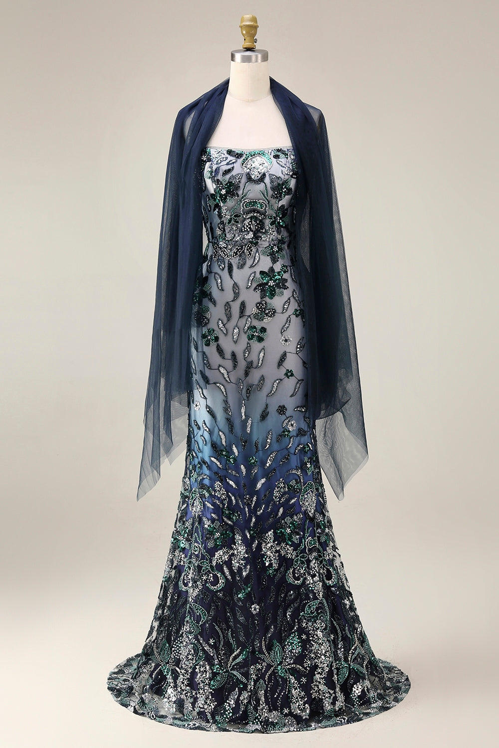 Vestido largo de fiesta con bordado floral, lentejuelas degradadas y chal de tul