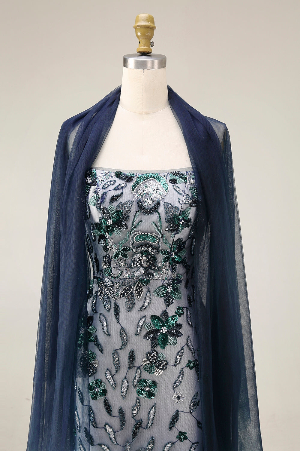 Vestido largo de fiesta con bordado floral, lentejuelas degradadas y chal de tul