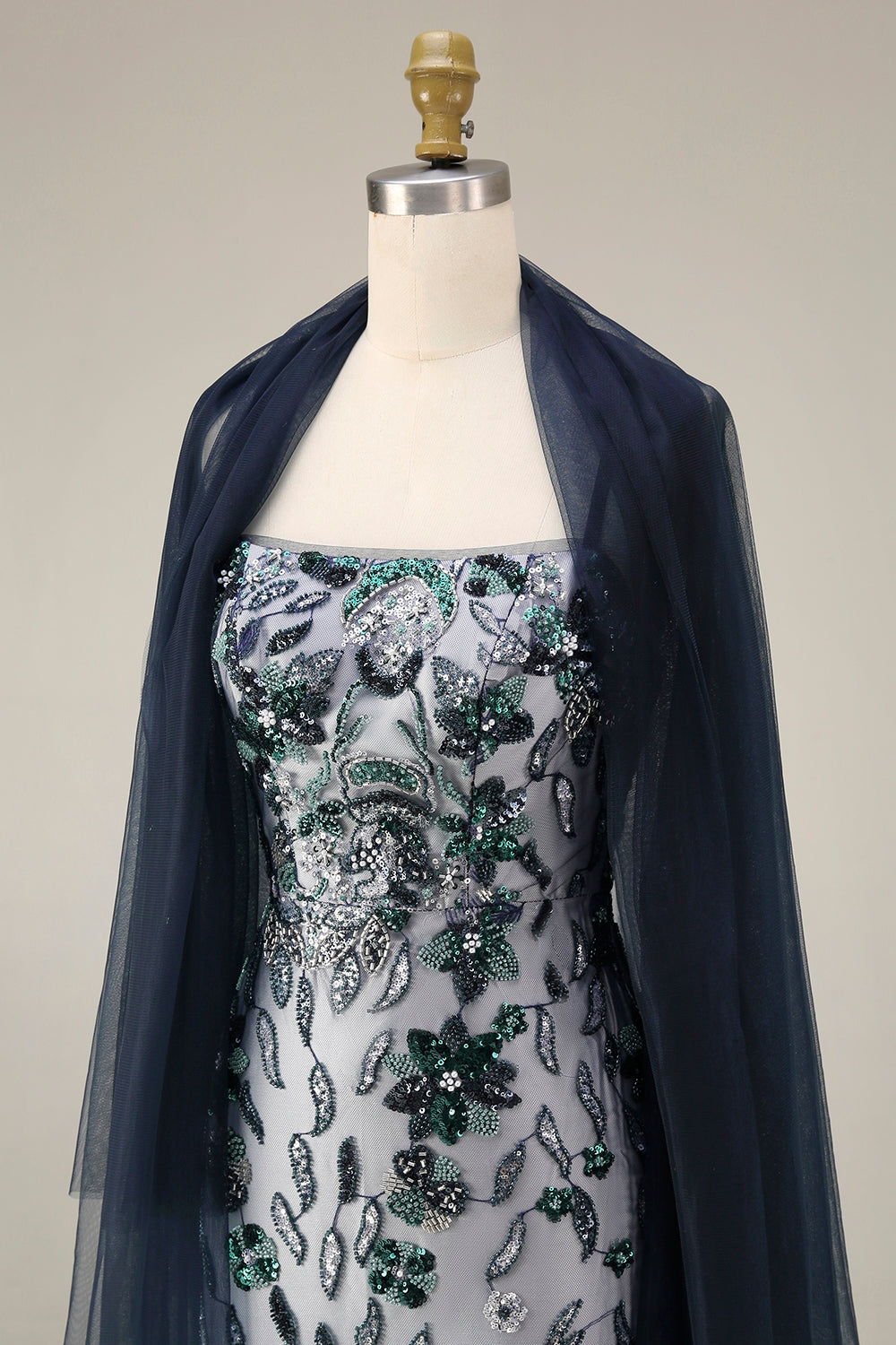 Vestido largo de fiesta con bordado floral, lentejuelas degradadas y chal de tul