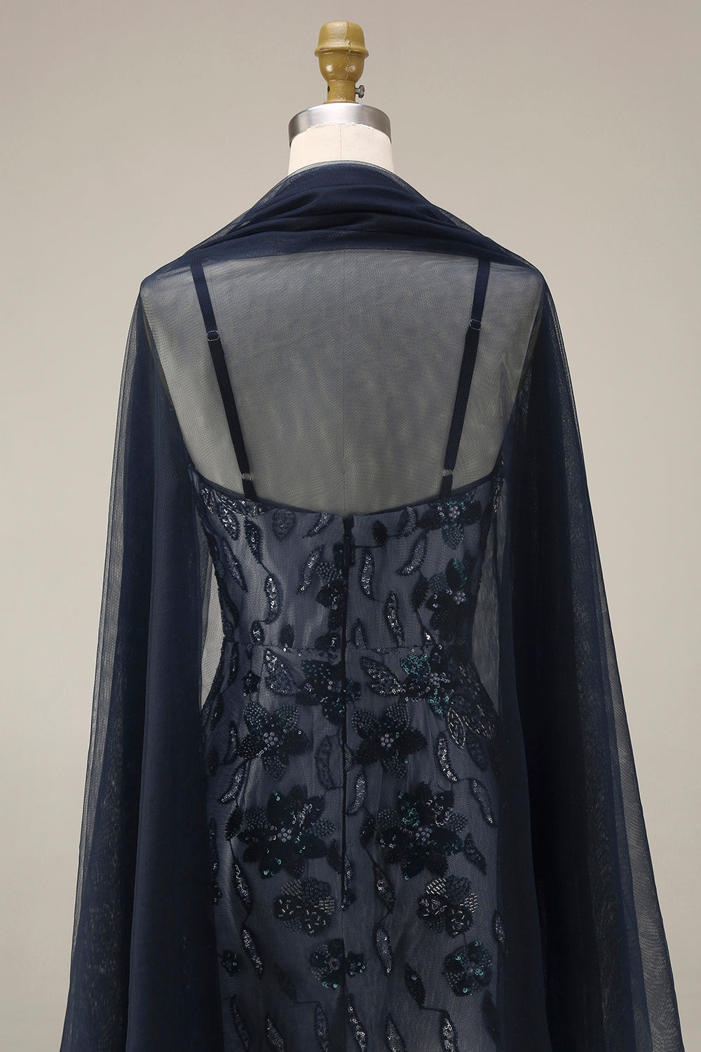 Vestido largo de fiesta con bordado floral, lentejuelas degradadas y chal de tul